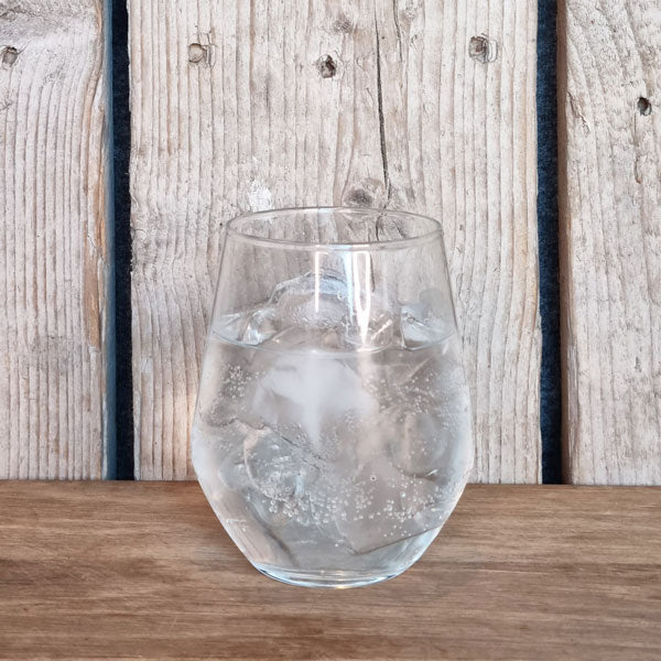 Bertha's Sweet Navy Gin & Tonic i glas